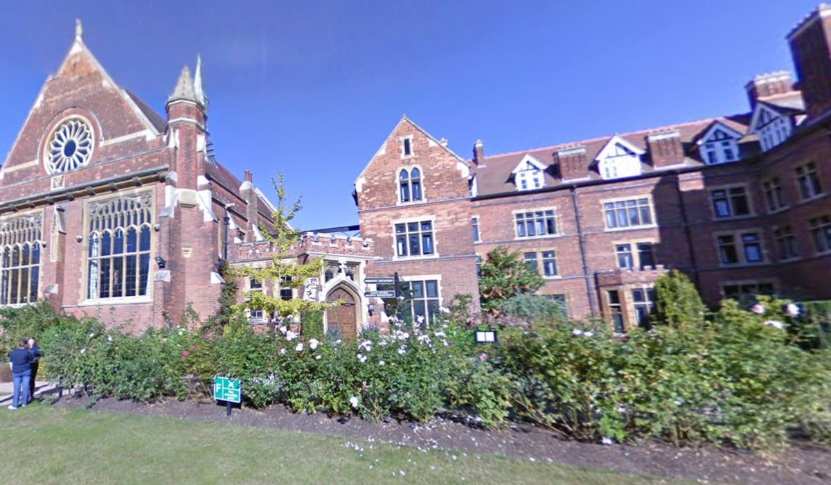 Cambridge sorry for signs targeting Chinese students over toilet mess