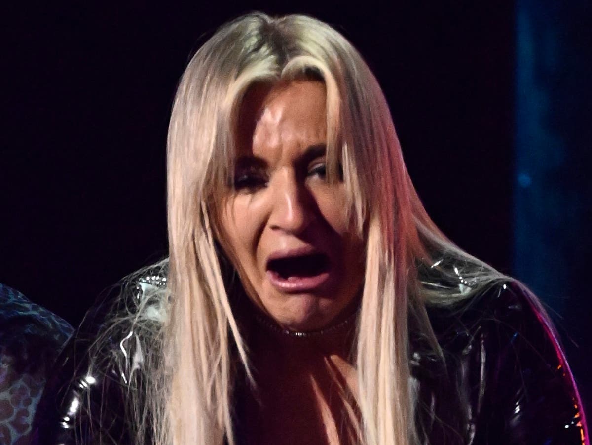 Daisy May Cooper issues plea for ‘help’ after staining face with fake tan from 2004