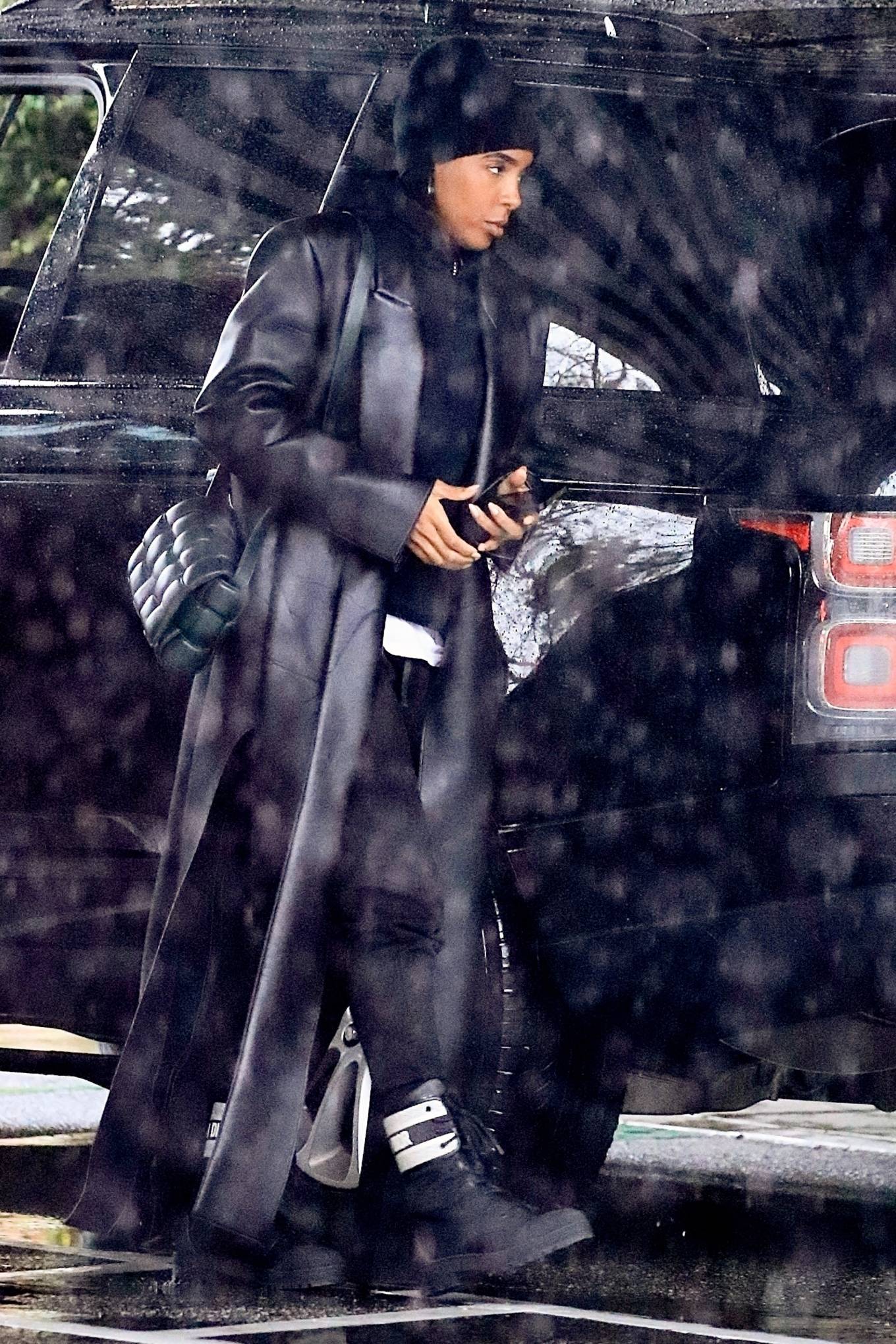 Kelly Rowland – Seen on a rainy day at The Beverly Hills Hotel