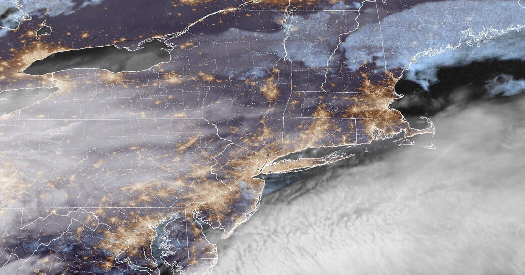 New England Prepares for as Much as a Foot of Snow