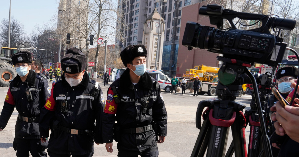 Chinese city officials issue a rare apology after authorities harass journalists on live TV