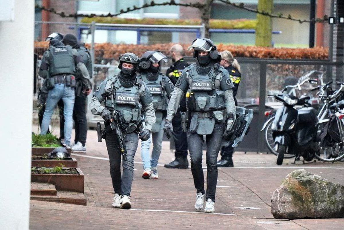 Hostages taken at cafe in Dutch town as homes evacuated
