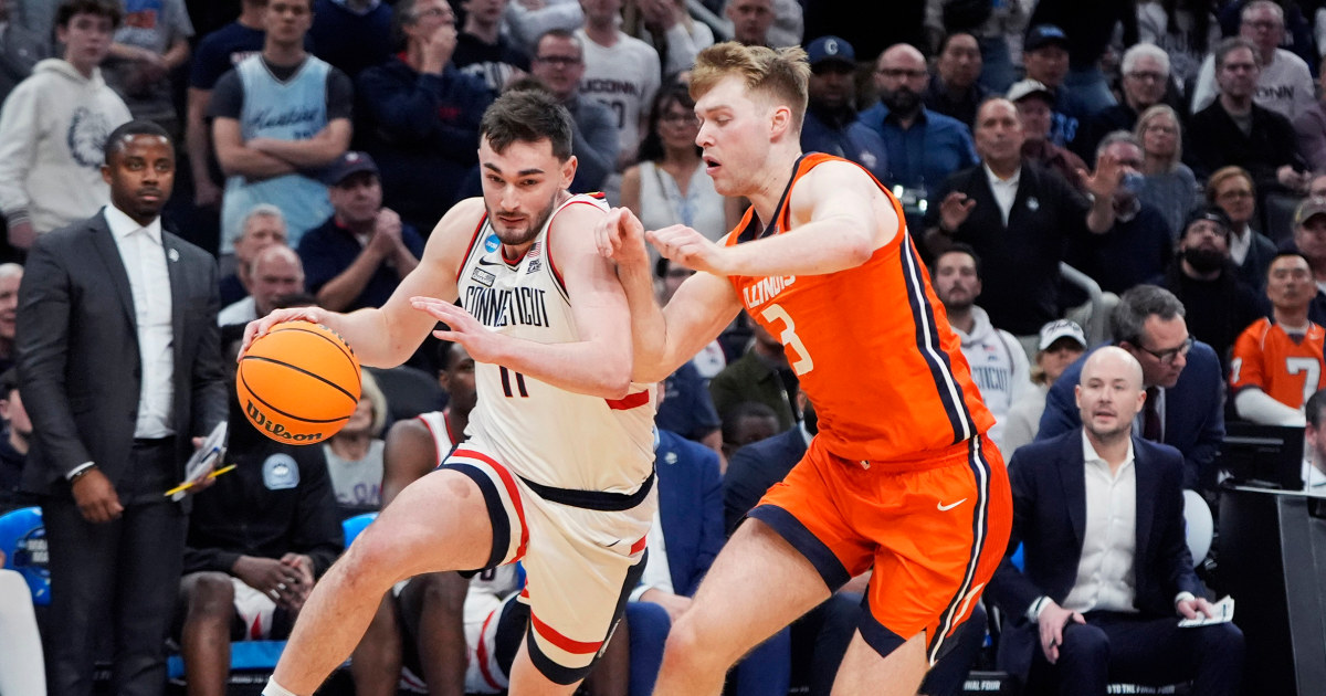 UConn arrives in Arizona for the Final Four in the middle of the night after a flight delay
