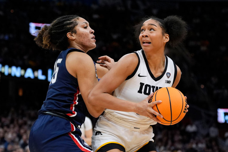 ncaa basketball womens Iowa vs UCONN
