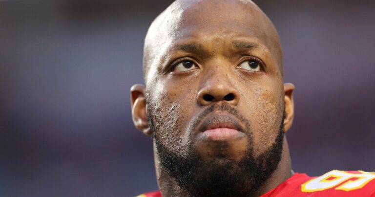 Ex-NFL star Terrell Suggs accused of threatening driver's life, showing gun in Starbucks drive-thru