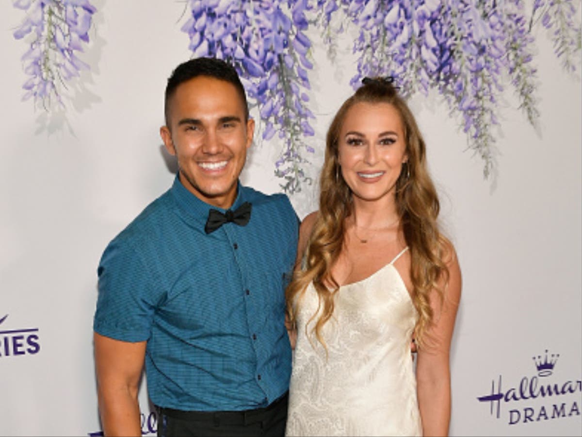 Actors Alexa and Carlos PenaVega announce stillbirth of daughter